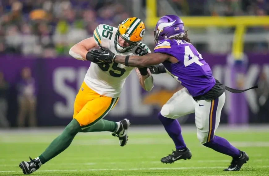 Green Bay Packers and Minnesota Vikings players in action during a crucial NFC North Week 17 matchup at U.S. Bank Stadium