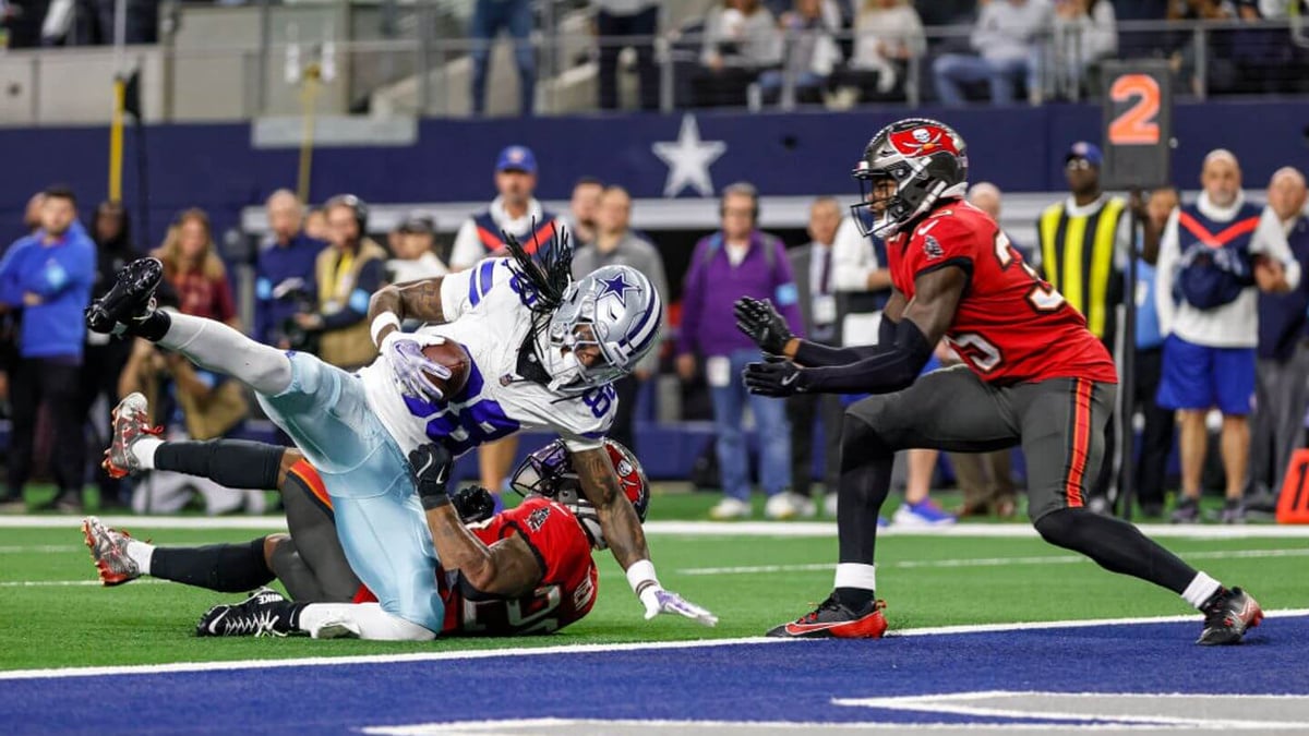 Cowboys secure 26-24 win over Buccaneers, shaking up NFC South playoffs.